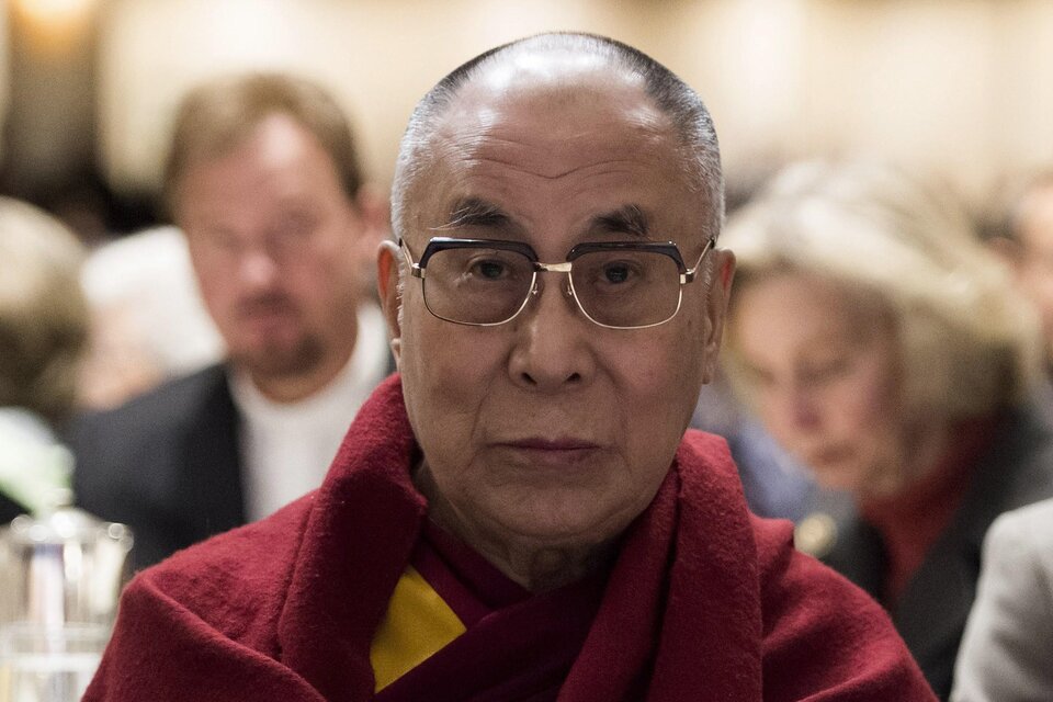 Quién es el Dalai Lama, el líder religioso que besó a un niño
