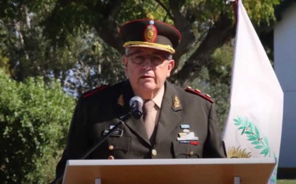 Un general retirado reivindica a los genocidas en un acto del ejército