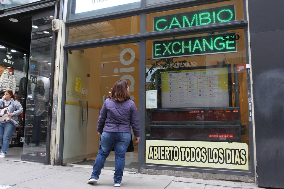 Operativos de control sobre sociedades de bolsa por la corrida cambiaria