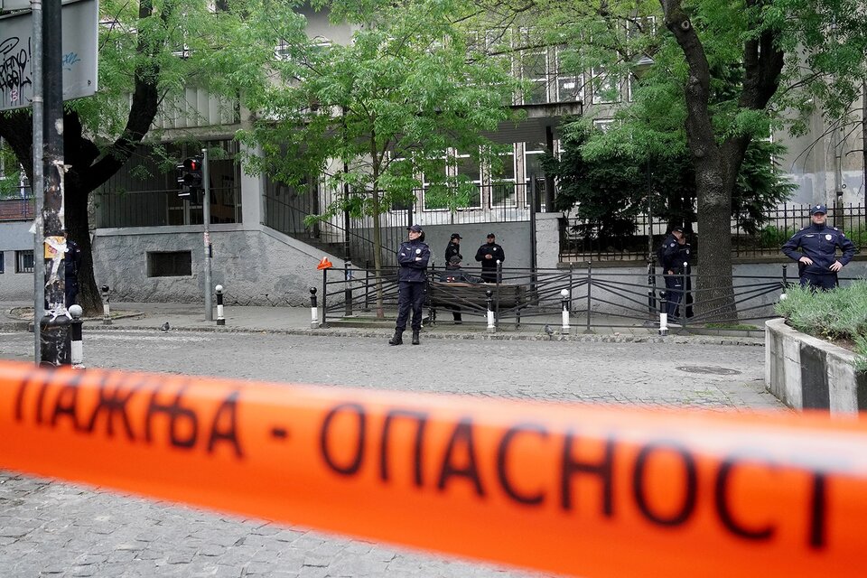 Ocho alumnos y un guardia mueren baleados en una escuela en Serbia  