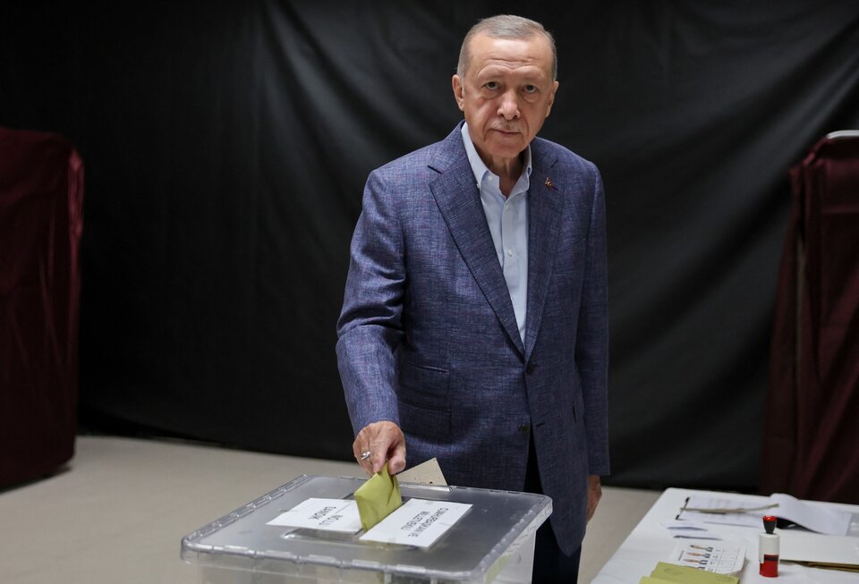 Turquía va a una segunda vuelta con sabor amargo para Erdogan