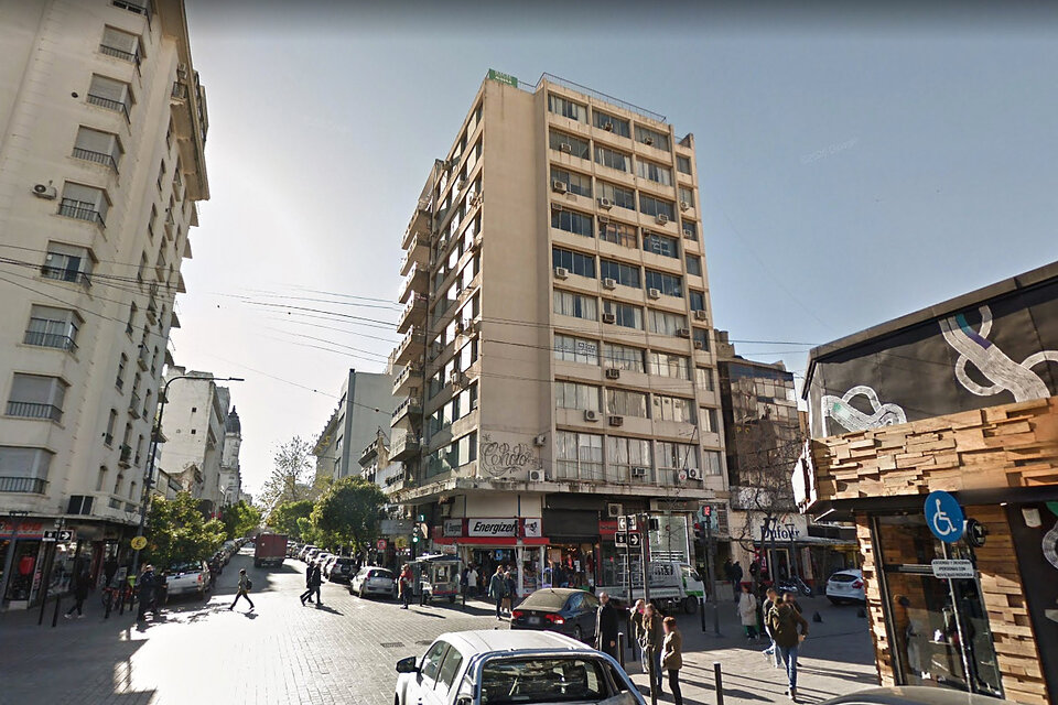 Una mujer cayó de un 2º piso en pleno centro de La Plata