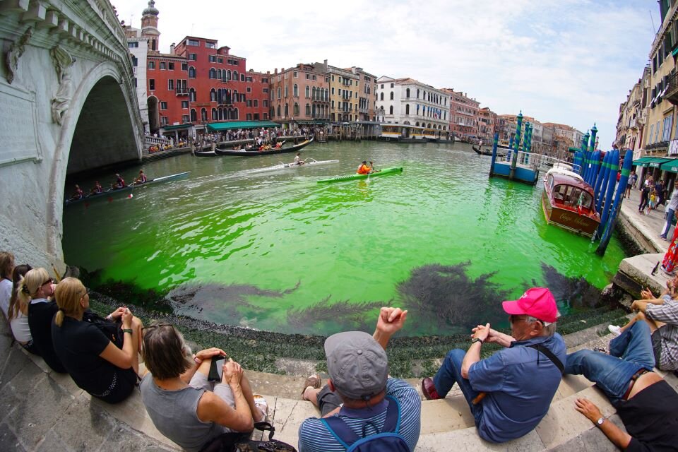 Misterio en el Gran Canal de Venecia: el agua apareció teñida de verde fluorescente