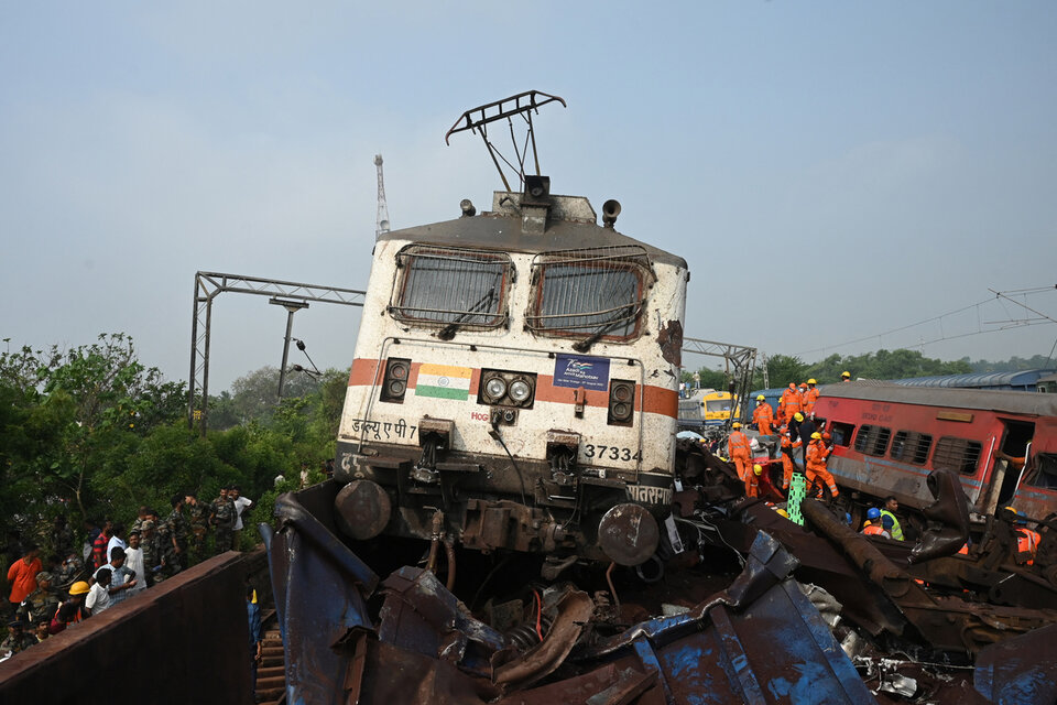 Choque de tres trenes en India