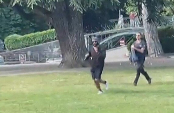Video: así fue el momento del ataque a niños en un parque en Francia