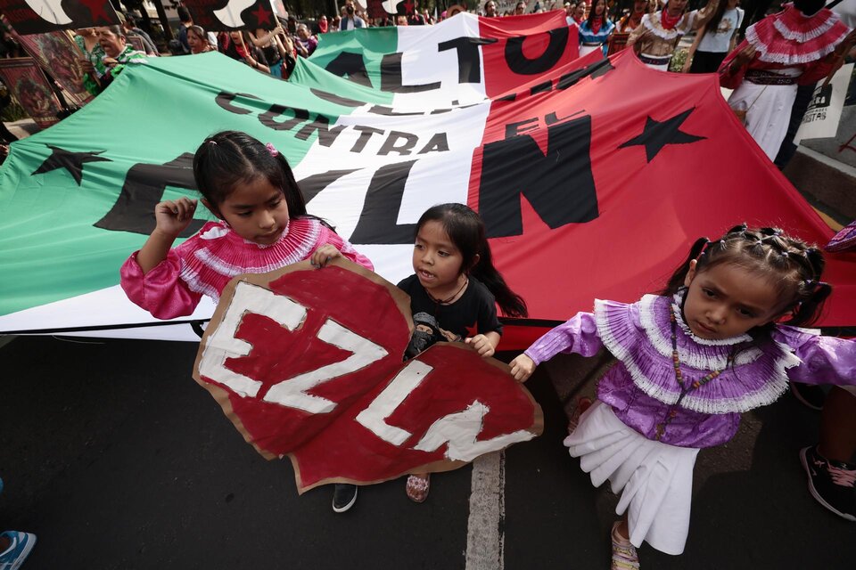 México marcha contra los ataques paramilitares a comunidades zapatistas