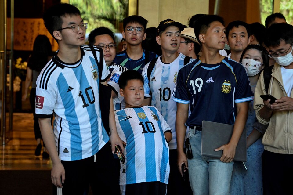 Furor por Messi en su llegada a Beijing