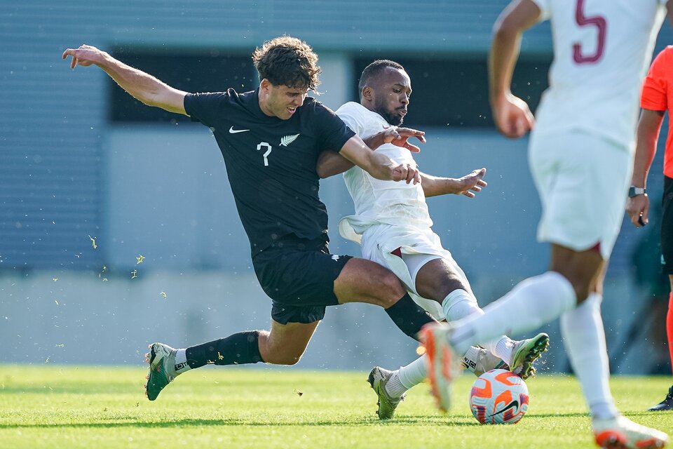 Racismo en el fútbol: Nueva Zelanda no salió a jugar el segundo tiempo contra Qatar