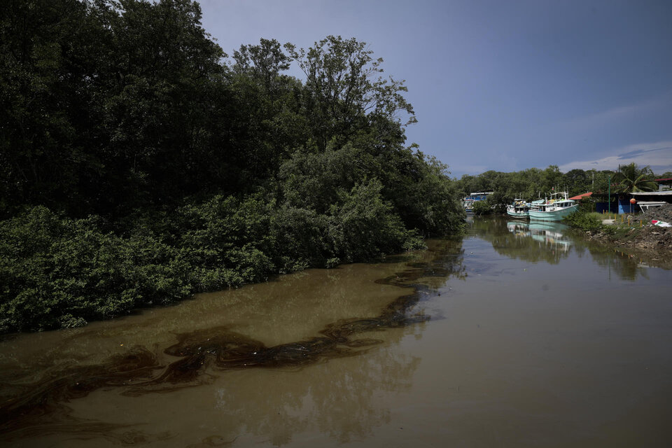 Un caño roto inundó de combustible un río que desemboca en la Bahía de Panamá