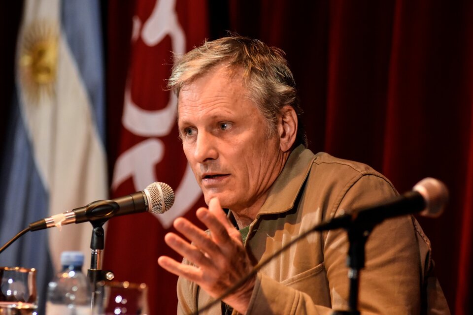 Viggo Mortensen presenta sus poemas en Argentina