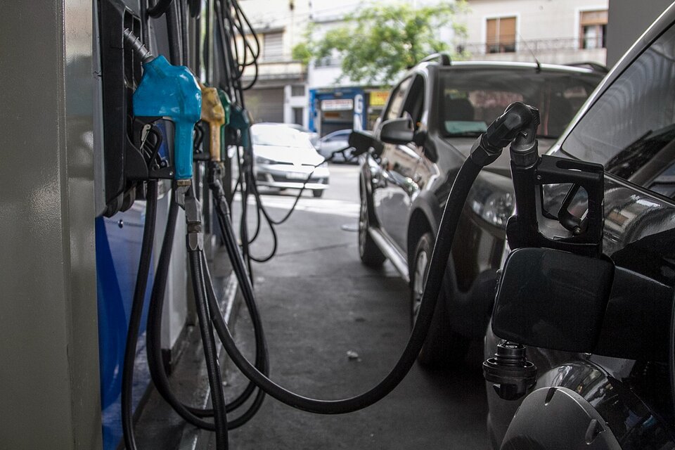 Aumentó la nafta: las empresas adelantaron la suba acordada con el Gobierno 