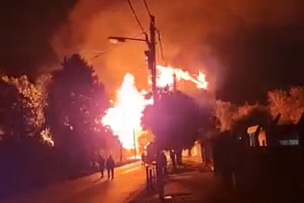 Impresionante incendio en un depósito de pallets de madera en Luis Guillón 