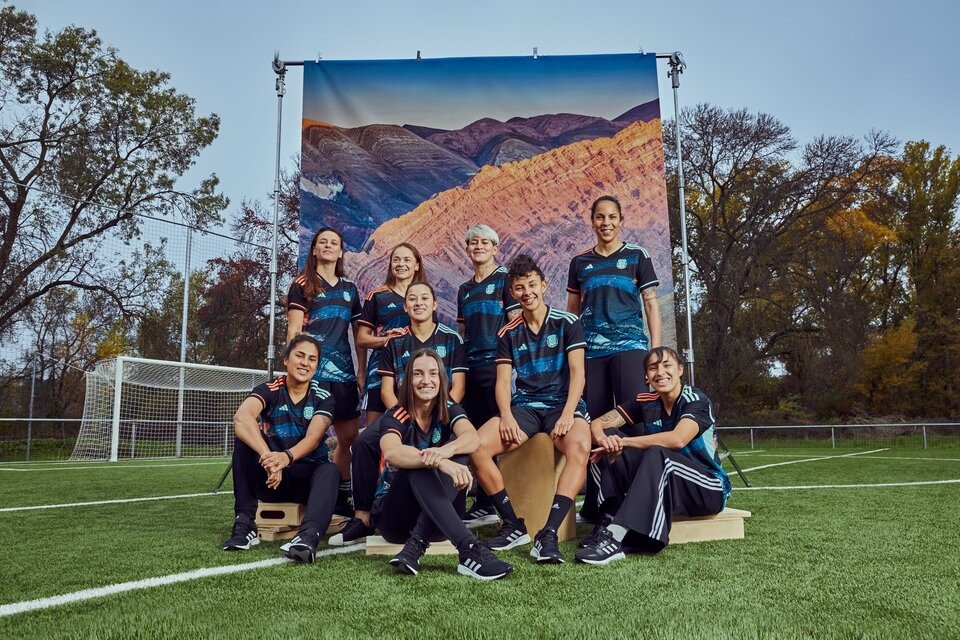 Lionel Messi posó con la camiseta de la selección femenina de Argentina