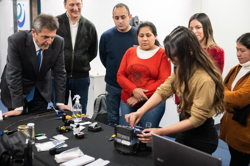 Massa desafió a la oposición a debatir en la campaña educación, ciencia y tecnología