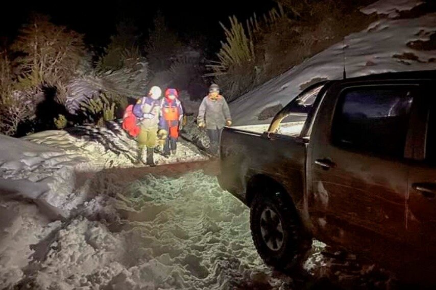 Rescatan a un hombre que se había perdido practicando snowboard en el cerro Chapelco