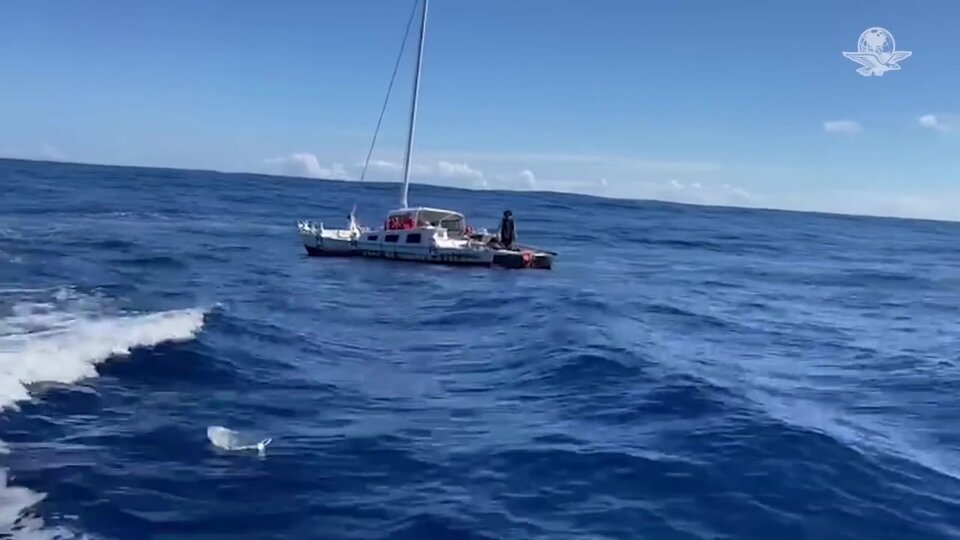 Un náufrago y su perra pasaron tres meses perdidos en altamar y fueron rescatados por un buque 
