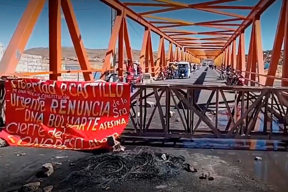 Manifestantes bloquean el puente internacional entre Perú y Bolivia