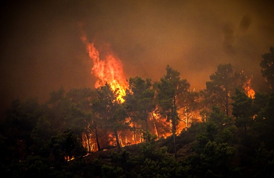 Casi 30.000 personas evacuadas de una isla griega por un feroz incendio forestal