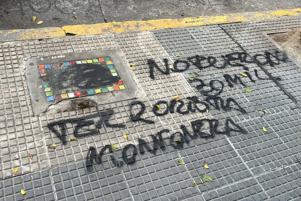 Graffitis negacionistas y frases de apoyo a Milei frente al Carlos Pellegrini