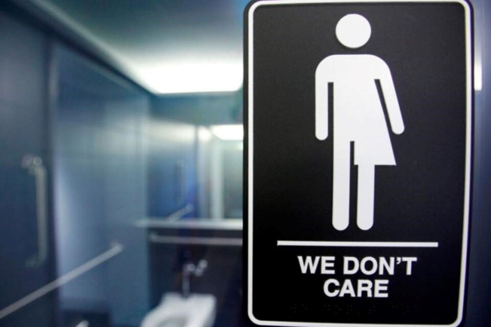 Estados Unidos: un juez frena la ley que prohíbe a alumnos trans usar el baño de su identidad de género