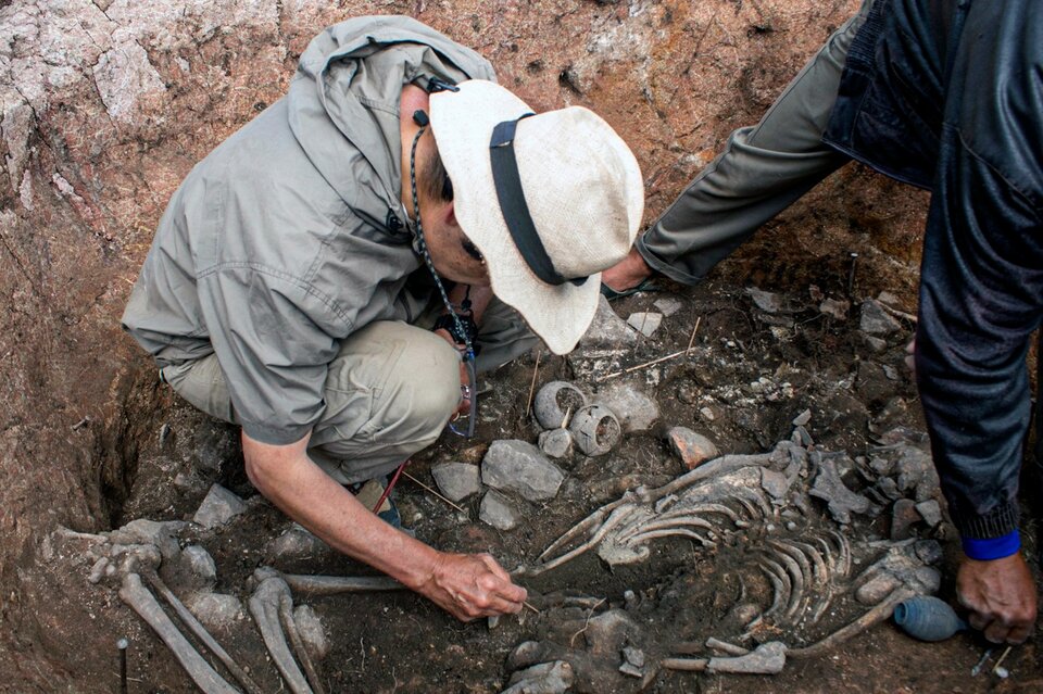 Perú: Descubren la tumba de un sacerdote de 3 mil años de antigüedad