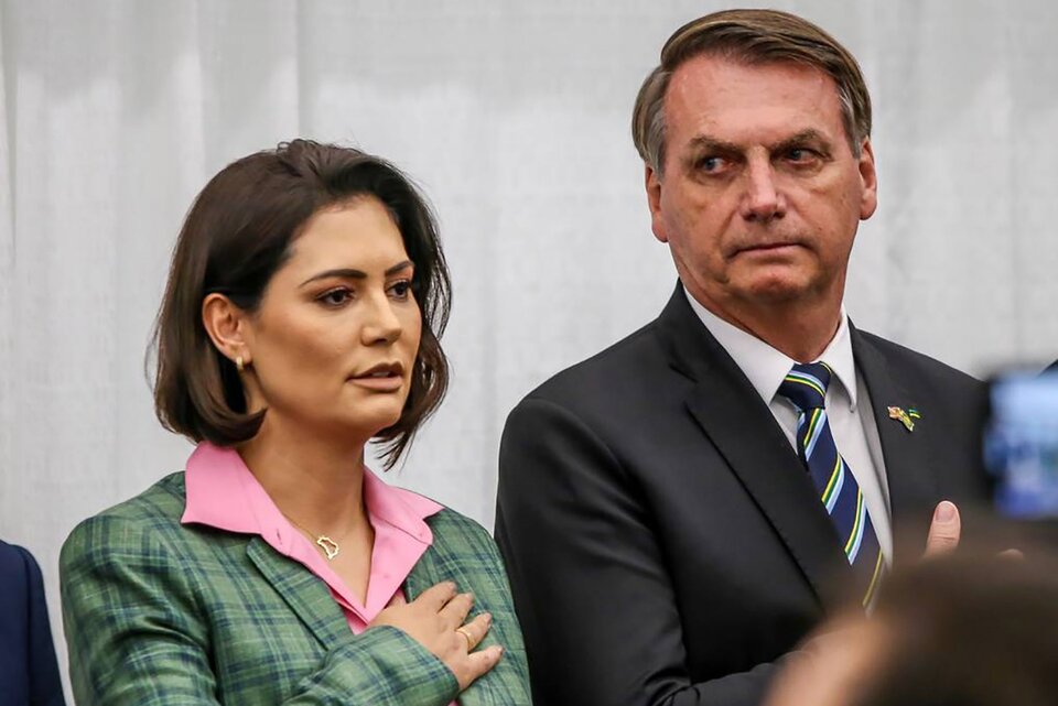 Bolsonaro y su esposa Michelle guardaron silencio ante la policía por el caso de las joyas