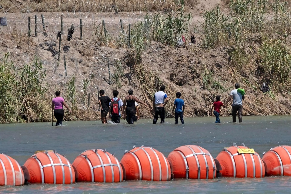 López Obrador celebró la orden judicial de quitar la barrera de boyas antimigrantes en Texas