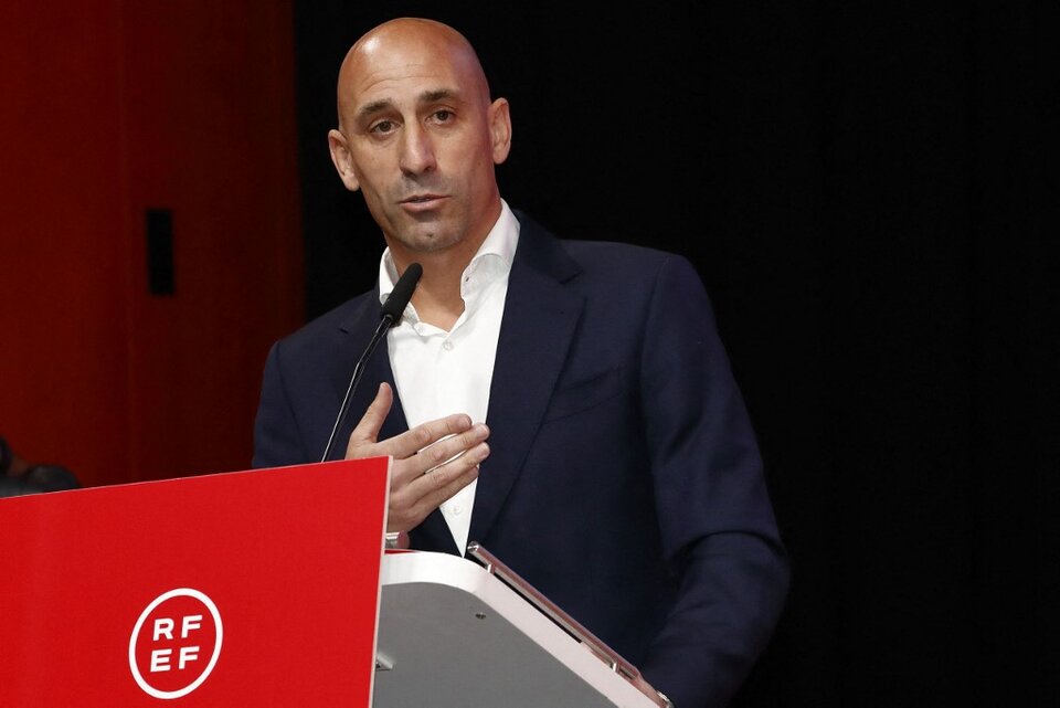 Acorralado por las denuncias, Rubiales renunció a la presidencia de la Federación Española de Fútbol