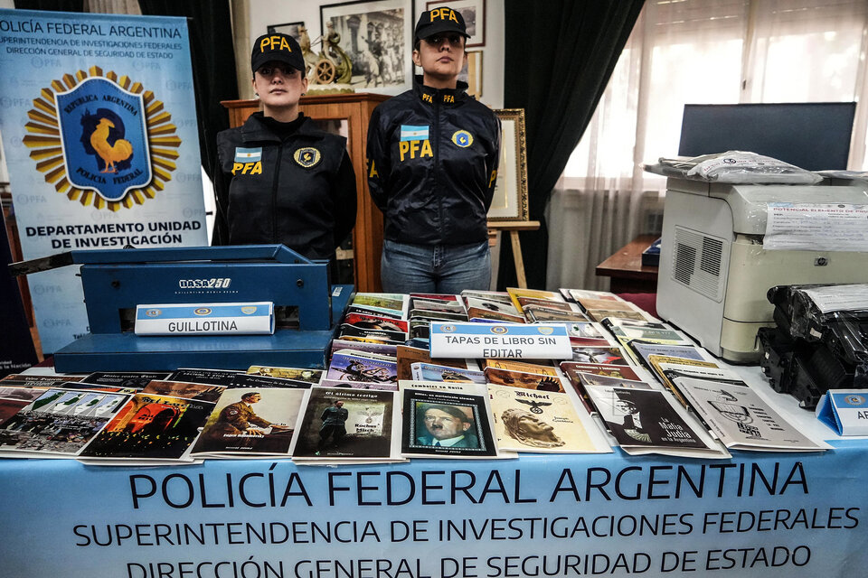 Incautan más de 200 publicaciones vinculadas al nazismo en una casa de San Isidro