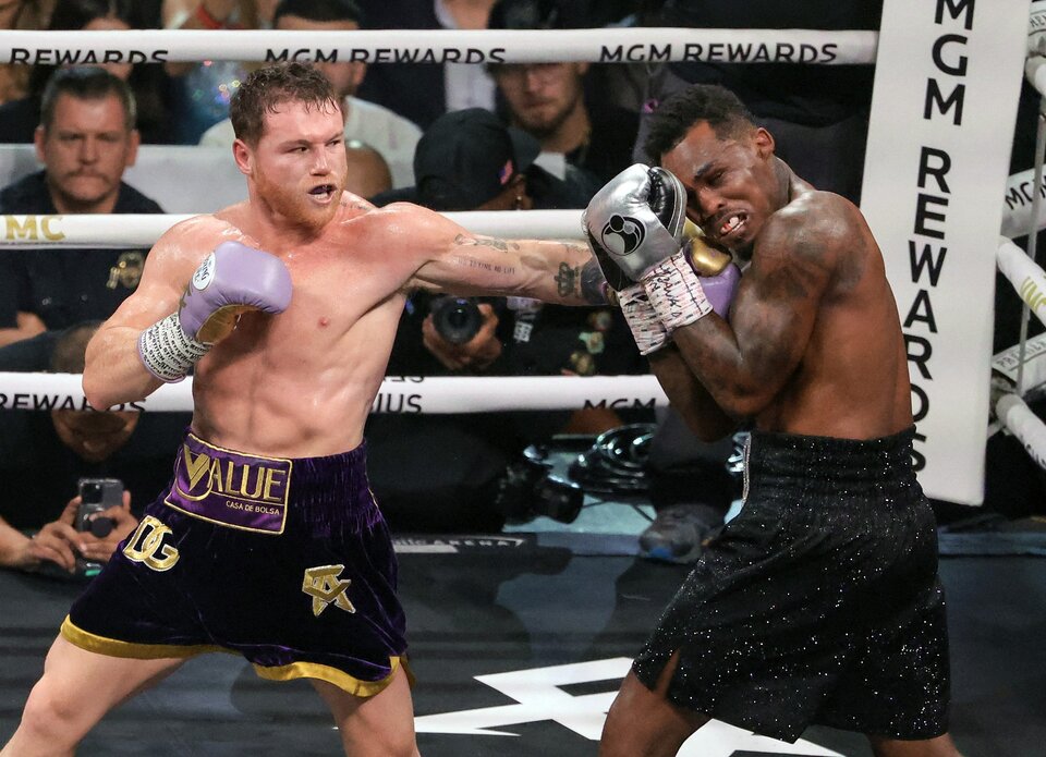 Boxeo: Canelo Alvarez y una victoria sin riesgos ante Jermell Charlo en Las Vegas