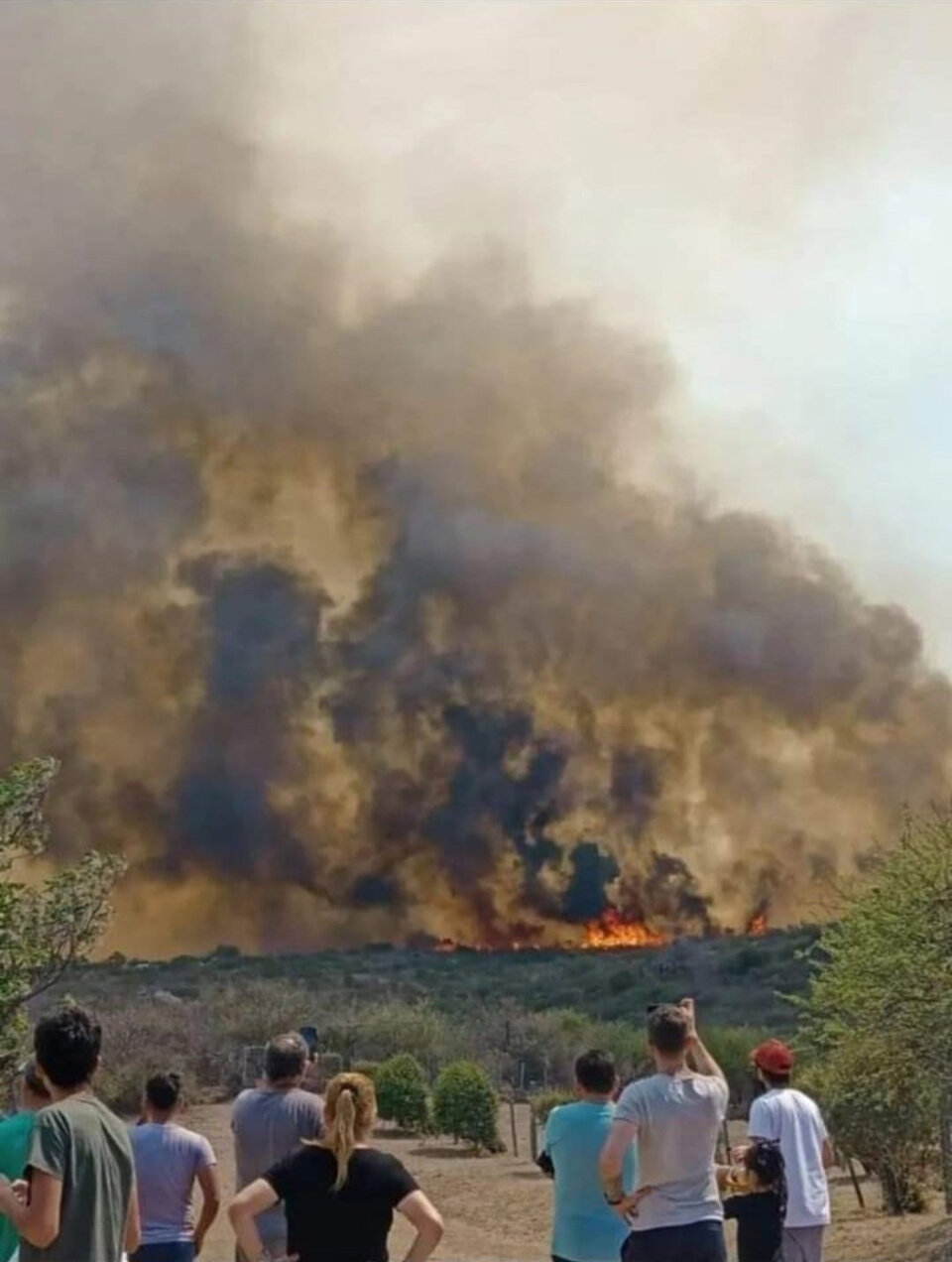 Vecinos del Valle de Punilla sorprendidos con el avance de las llamas en las sierras. Foto: Página 12