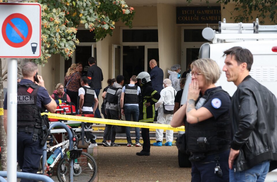 Francia: un hombre entró con un cuchillo a una escuela y mató a un profesor 