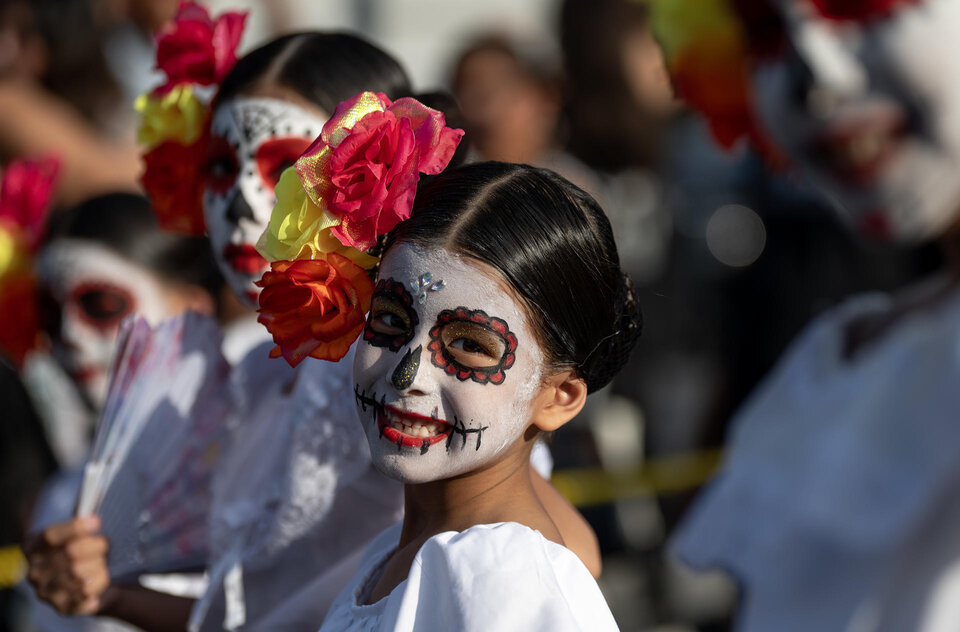 Con el altar más grande del mundo, México se prepara para el Día de los Muertos
