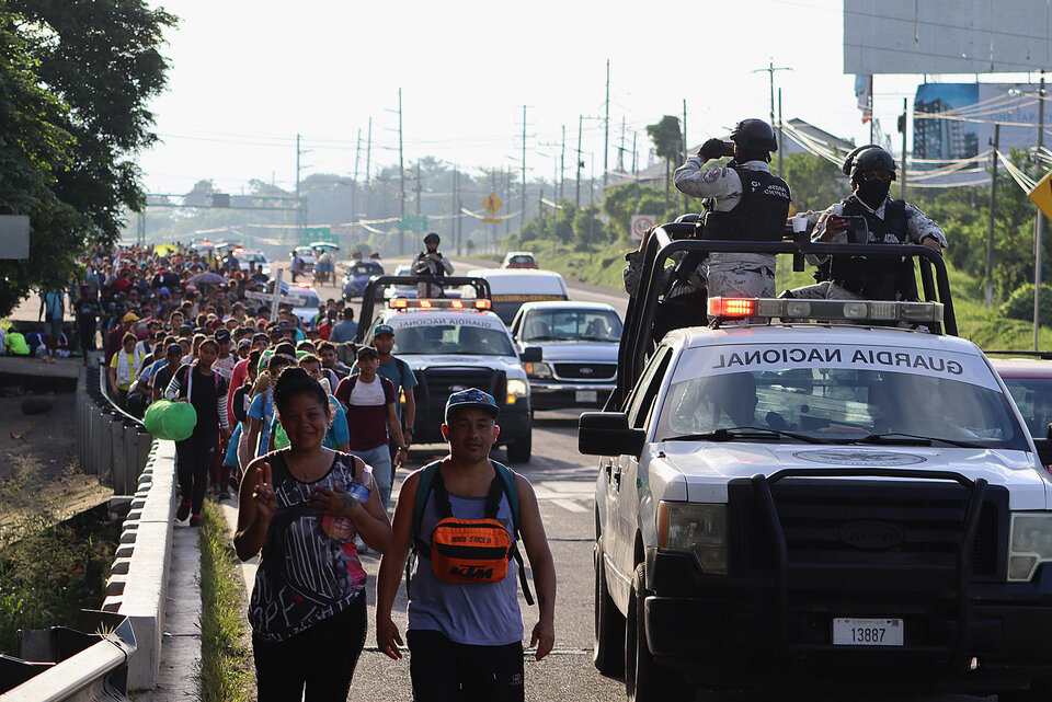 Avanza por México una gran caravana de migrantes hacia Estados Unidos