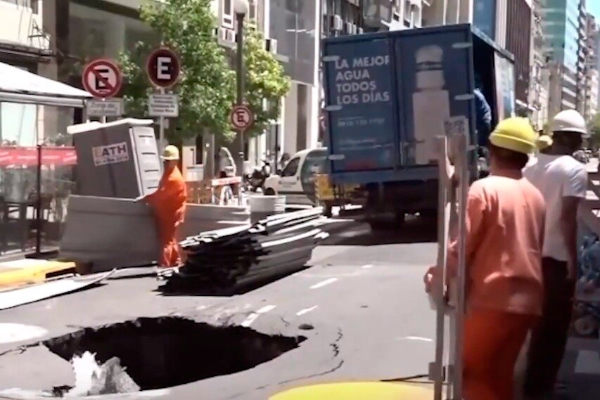 Un camión de soda se hundió en el asfalto y dejó un cráter en plena Avenida Córdoba