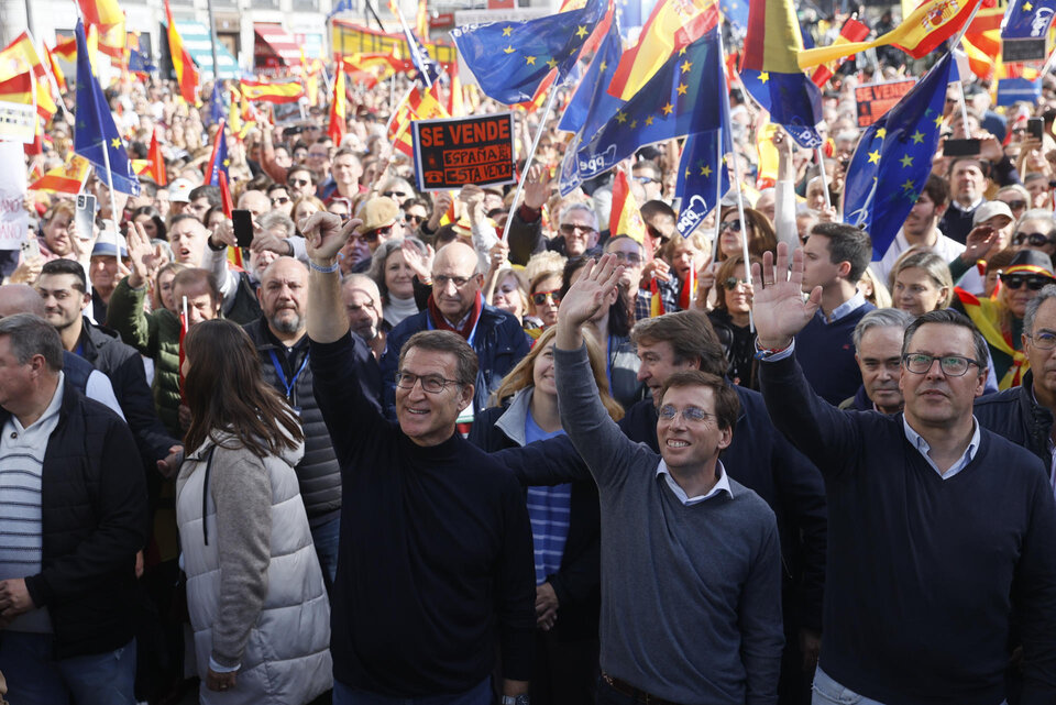 La derecha española lleva su impotencia ante la investidura de Sánchez a las calles con manifestaciones multitudinarias