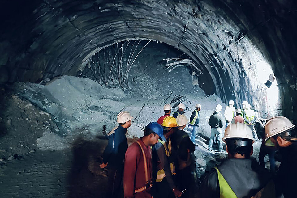 Rescate en India: comenzaron a perforar el túnel donde quedaron encerrados 40 obreros