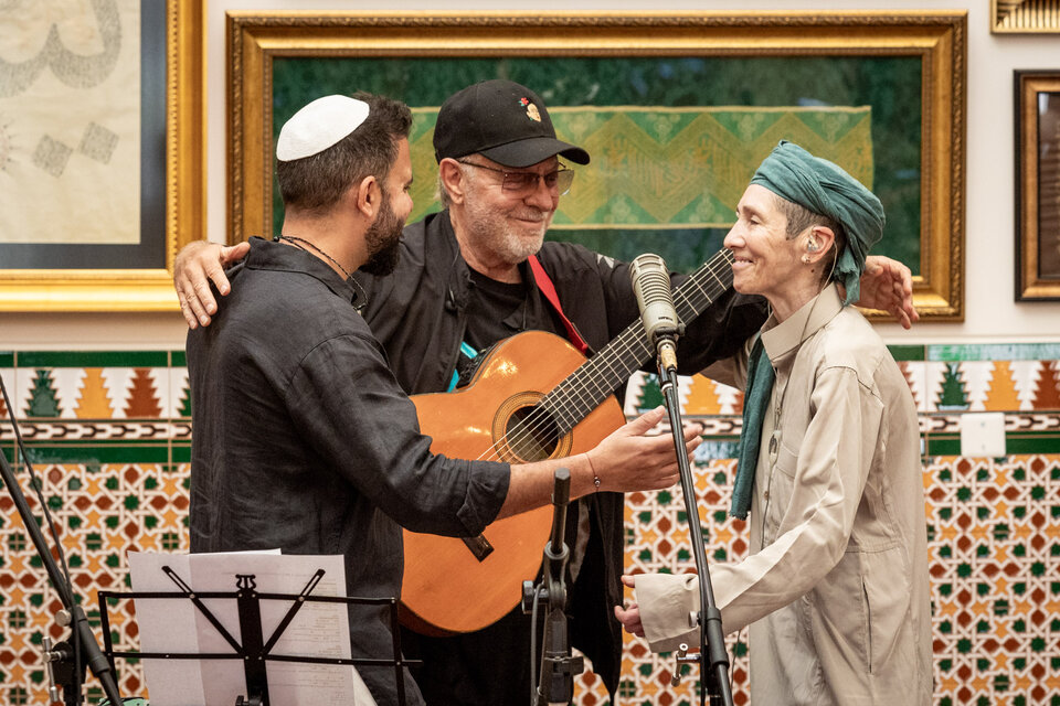 León Gieco grabó una versión de “Sólo le pido a Dios” en una mezquita