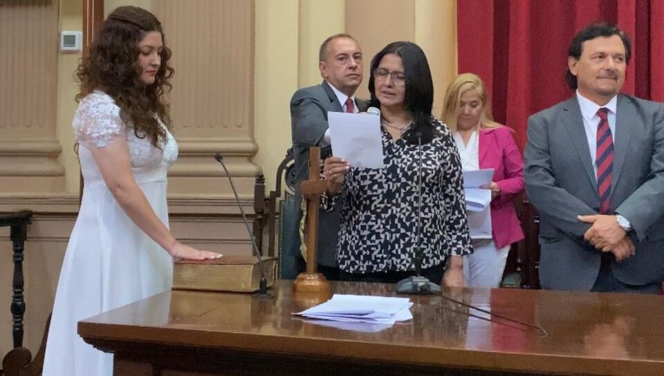 Salta: una diputada de La Libertad Avanza juró vestida de novia