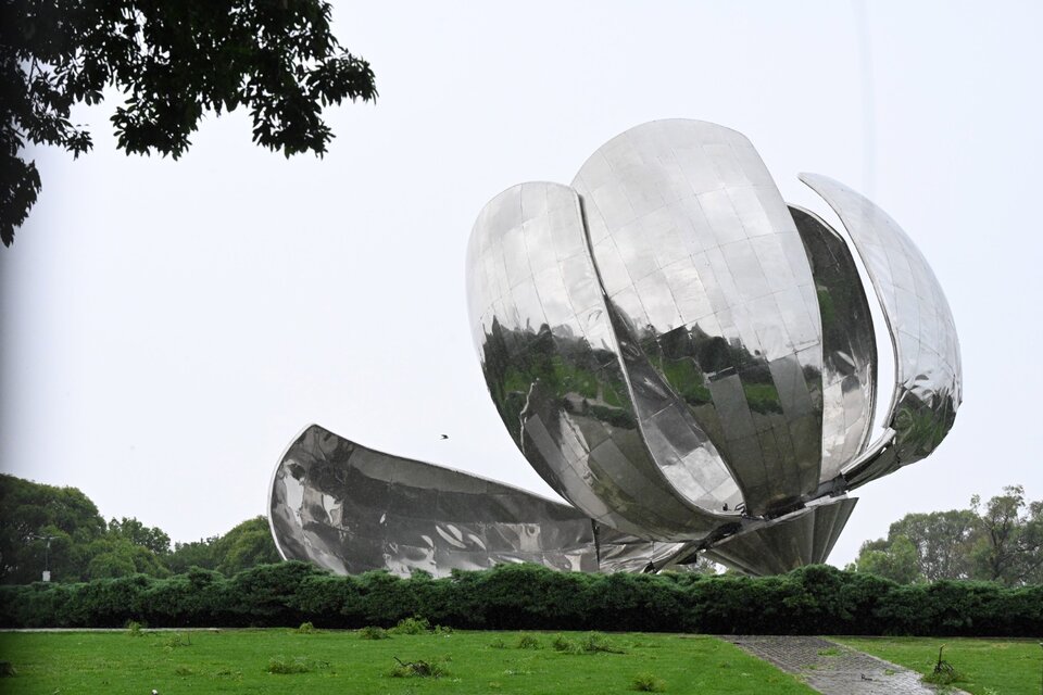 El temporal dañó la Floralis Genérica, la escultura de Recoleta