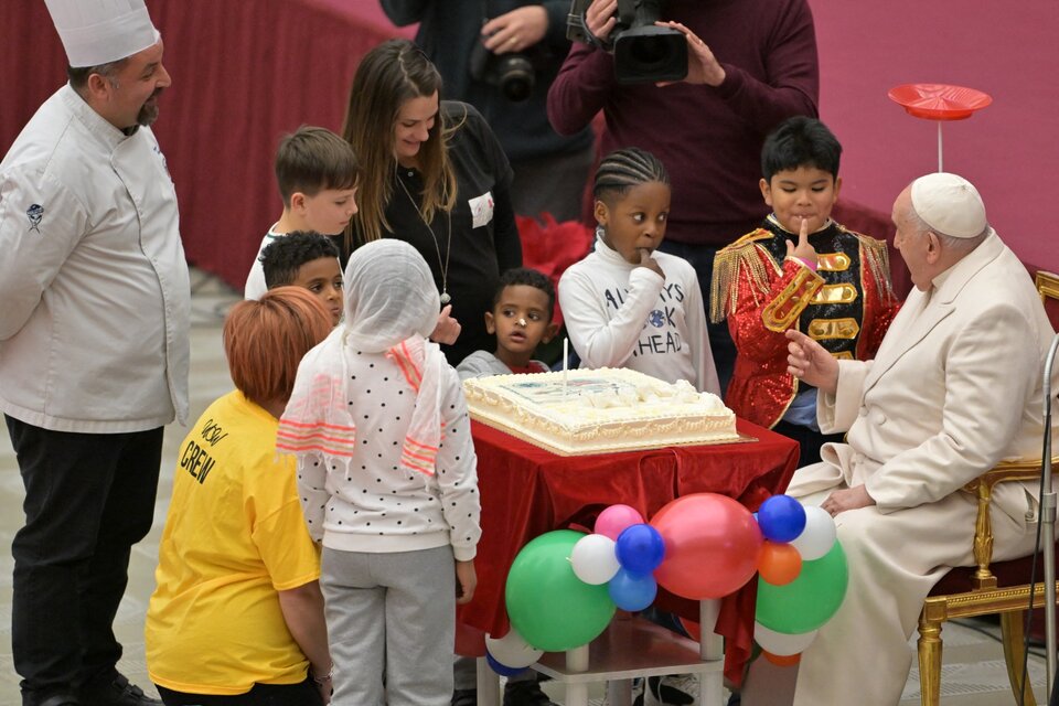 Cientos de niños celebraron el cumpleaños con Francisco  