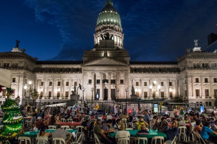 Movimientos sociales organizan una cena solidaria frente al Congreso