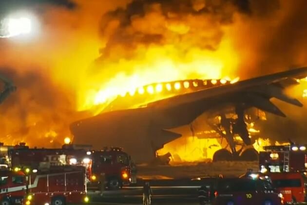 Impresionante incendio de un avión en el aeropuerto de Tokio