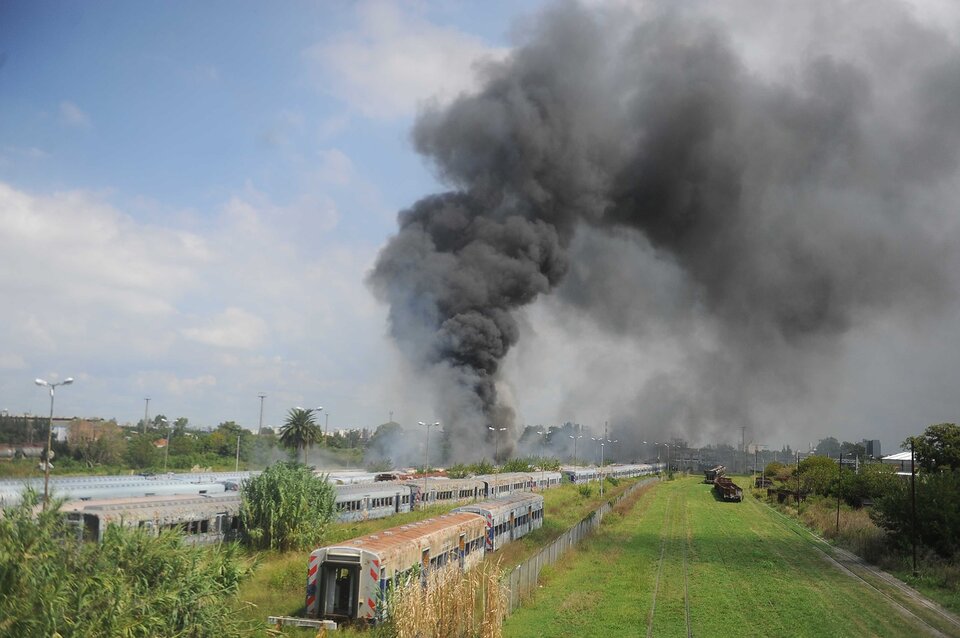 Feroz incendio en una formación del tren Roca