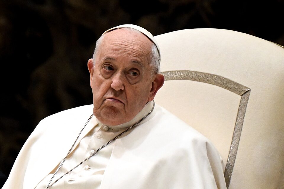 Sacerdotes rezan para que el Papa 