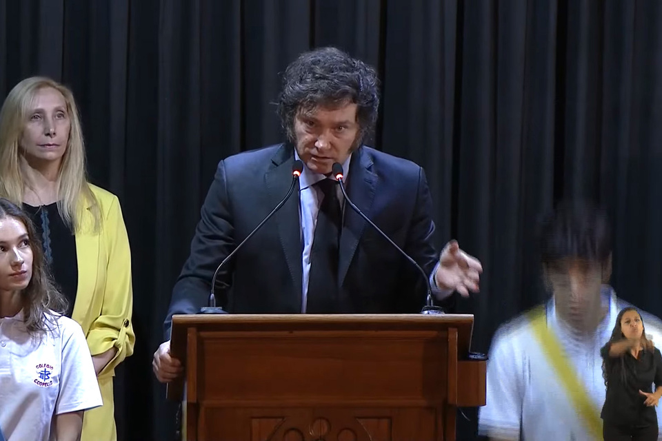 Así fue el momento en que dos estudiantes se desmayaron durante el discurso de Milei