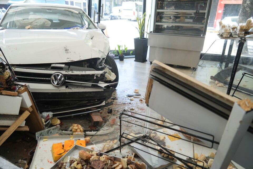Un choque en Saavedra terminó con un auto incrustado en una panadería