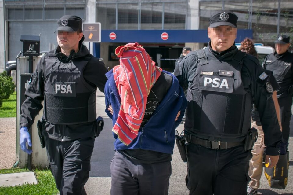 Ocho detenidos tras intentar traficar 43 kilos de cocaína en la bodega de un avión