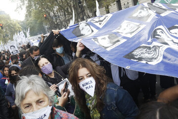 ????EN VIVO. Con un gobierno negacionista en la Casa Rosada, empezó la marcha a Plaza de Mayo