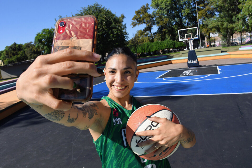Mica González, jugadora profesional y referente del básquet callejero